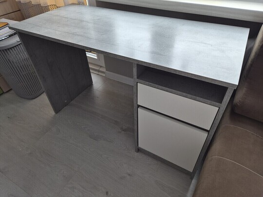 Biurko wymiary 120x54,wysokość 75cm. Biurko w stanie 
