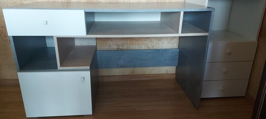 Oddam za kawę rozpuszczalną Jacobs. Wymiary biurka: dł. 