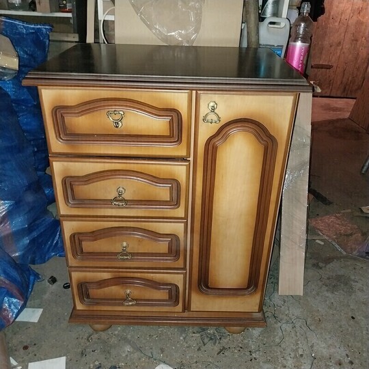 Sprzedam komodę wys. 82cm. szer. 62cm. gł. 42cm. stan 