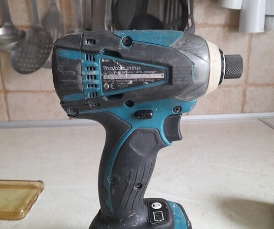 Makita 14.4 dwie Wkrętarki beż baterii prosz o kontakt 