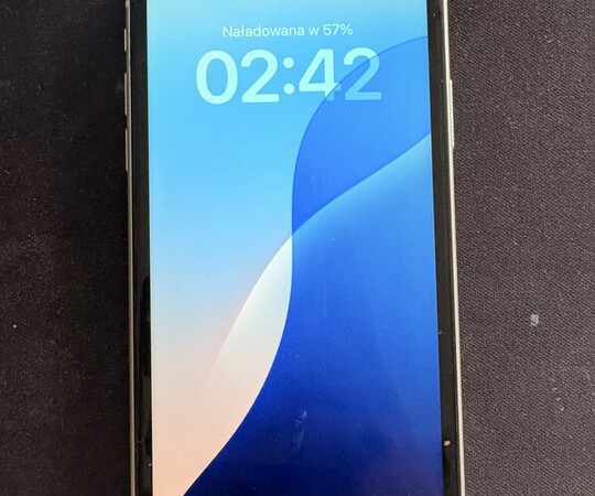 Używany telefon iPhone 11 64GB w kolorze białym. Bateria 