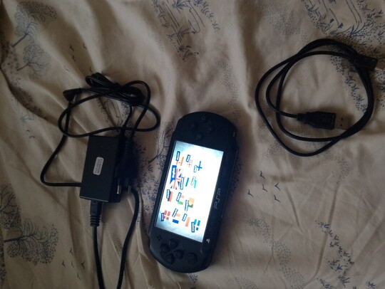 Sprzedam zadbaną konsolę przenośną PSP E1004 street+ karta 