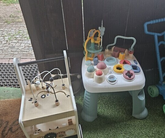 Oddam za duża milke dwa stoliczki edukacyjne. Jeden ma 