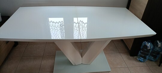Sprzedam stół duży, rozkładany, biały z elementami szkła. 