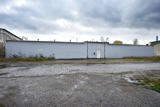 WYNAJMĘ HALĘ MAGAZYNOWO-USŁUGOWĄ 900 m2 W CENTRUM ELBLĄGA. 