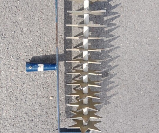 Ręczny kultywator ogrodowy w dobrym stanie. Narzędzie 
