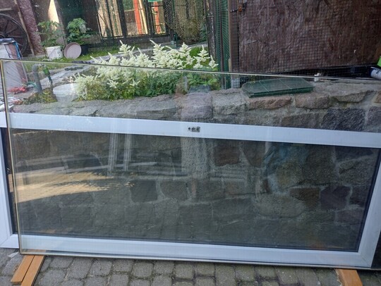 Oddam dwie szyby zespolone. Wymiary 215x115 cm, 205x65 cm. 