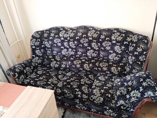 Sofa 3 osobowa mahoniowa. Obicie motyw kwiatowy w barwach 