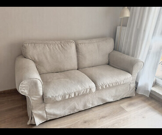 Wygodna i stylowa sofa Ikea Ektorp w kolorze beżowym. 