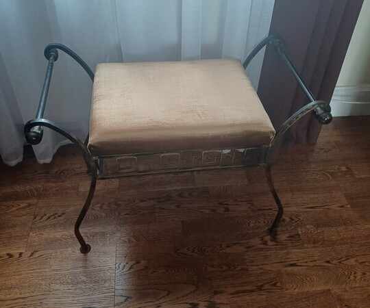 Stylowe siedzisko, metalowy taboret. Używany w bardzo 