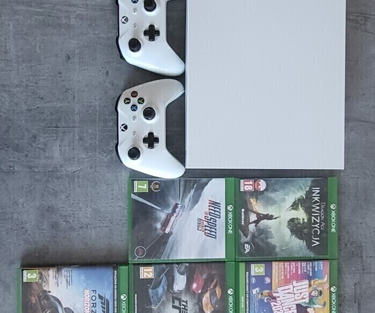 Sprzedam konsolę Xbox One X (model 1787) &ndash; w pełni 