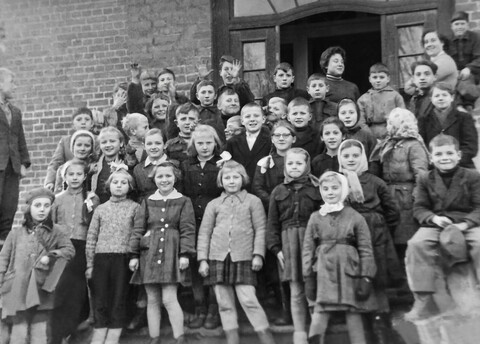 Dzieci muszą mieć szkołę (Ze szkolnej kroniki)
