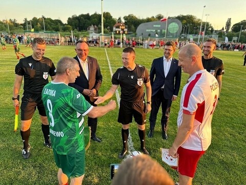 Mecz gwiazd przy sztucznym świetle. Braniewo wita na nowym stadionie