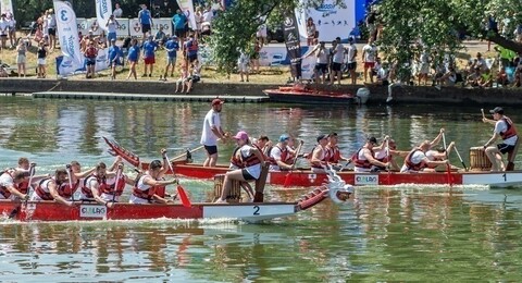 Smocza rywalizacja z kąpielą w rzece