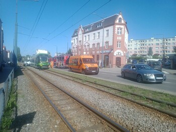 >Zderzył się z tramwajem
