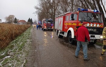 > Wydostali się z tonącego auta. Niebezpieczne zdarzenie w Żurawcu.
