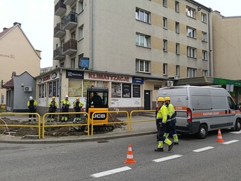 >Z sieci ulatniał się gaz. Wjazd na Słoneczną zamknięty
