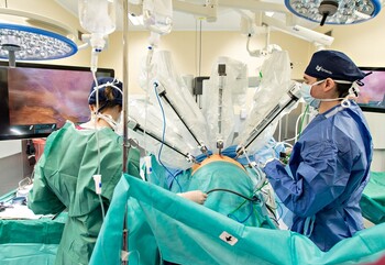 >Elbląscy lekarze operują z robotem
