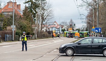 >Wykolejony tramwaj na Bema. Ulica jest nieprzejezdna