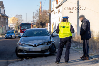 > Zderzenie dwóch aut na Obrońców Pokoju