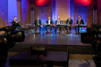 >Debata telewizyjna, czyli czterech na jednego