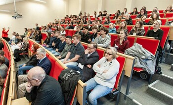 >Młodzież debatowała z o tym, czy warto zostać w Elblągu
