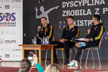 >Spotkanie z siatkarskimi mistrzami