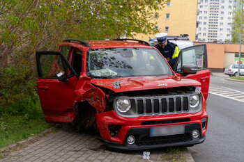 >Rozbił auto na drzewie