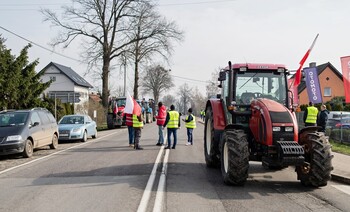 >Rolnicy: rząd zamiast konkretów daje nam ochłapy