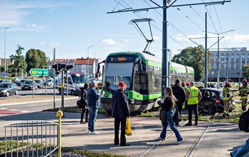 >Kolizja z tramwajem na rondzie Zamech