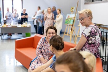 >Wernisaż poplenerowy kobiecej grupy malarskiej 
