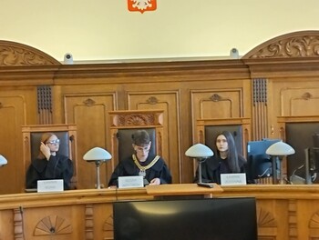 >Proszę wstać, sąd idzie