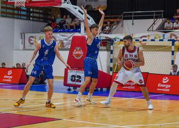 >Elbasket wygrywa na inaugurację