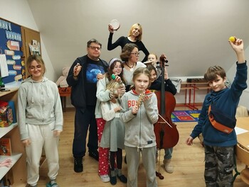 >Działają na rzecz dzieci i zapraszają na jasełka