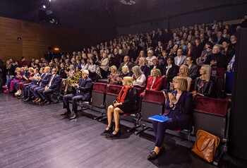 >Podziękowania, wyróżnienia i nagrody