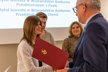 >Bogaci w wiedzę, bogatsi o stypendium