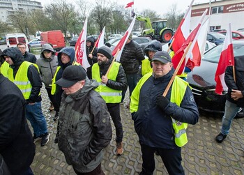 >Tym razem rolnicy nie blokowali dróg, pikiety zorganizowali przed biurami posłów i senatorów. - W ka