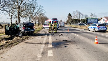 >Wyprzedzała i spowodowała kolizję