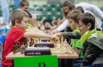 >Zabawa i edukacja przez szachy