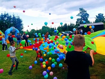 >Sprężynka, czyli zabawa i rozwój w jednym