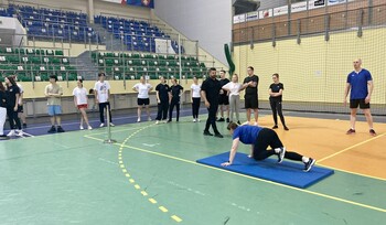>Kandydaci na policjantów konta tor przeszkód