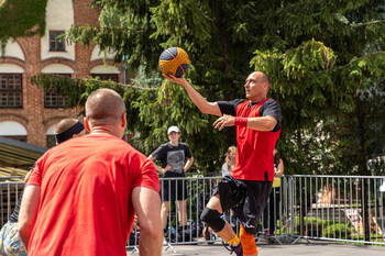 >Armwrestling, streetball i amerykański styl