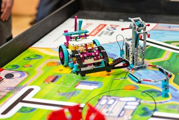 >Konstruują, programują, bawią się i uczą
