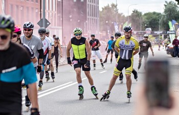 >Ścigali się na szosie i rolkach. Road Race w Elblągu