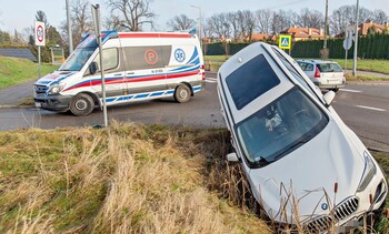 >Wymusiła pierwszeństwo i wylądowała w rowie