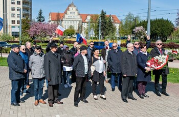 >Przy pomniku o polityce