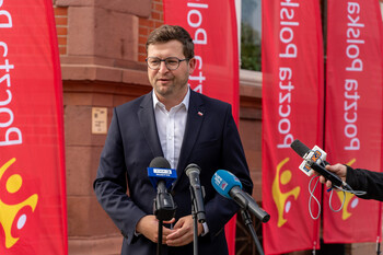 >Pocztowo-fasadowo na nowo