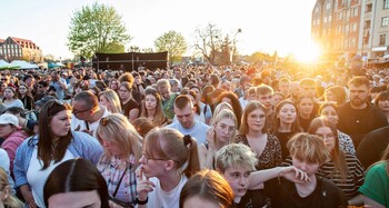 >Dawid Kwiatkowski zaśpiewał przed katedrą