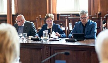 >Emocje wokół portu na sesji. Mieszkaniec wyprowadzony przez strażników