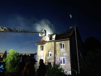 >Nocny pożar,, ranni dorośli i dzieci